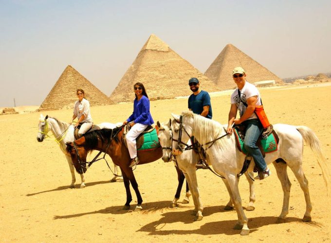 Half Day Tour to Giza Pyramids by Horse Carriage